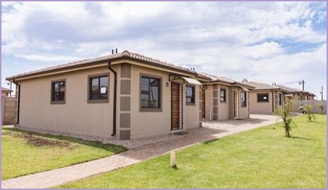 Are there any houses for sale under R500 000?